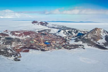 Unveiling an ancient antarctic landscape hidden beneath the ice